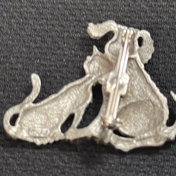 Silver Dog and Cat Brooch - Picture 3 of 3